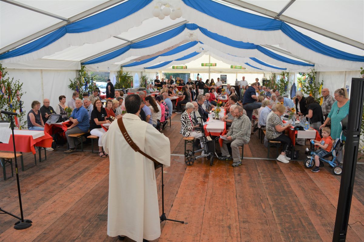 Eine Vielzahl an Besuchern und Gratulanten fand sich auf der Jubilumsfeier in Krmmel ein. (Fotos: Wolfgang Rabsch)