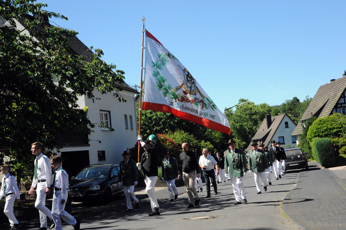 Begleitet von der Stadt- und Feuerwehrkapelle ging es zum Schtzenhaus. (Fotos: kk)