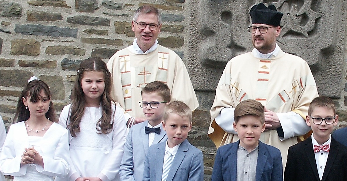 Zehn Kinder empfingen erstmal Kommunion in Schönstein
