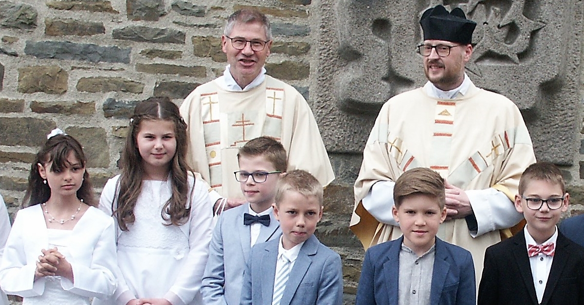 Zehn Kinder empfingen erstmal Kommunion in Schnstein
