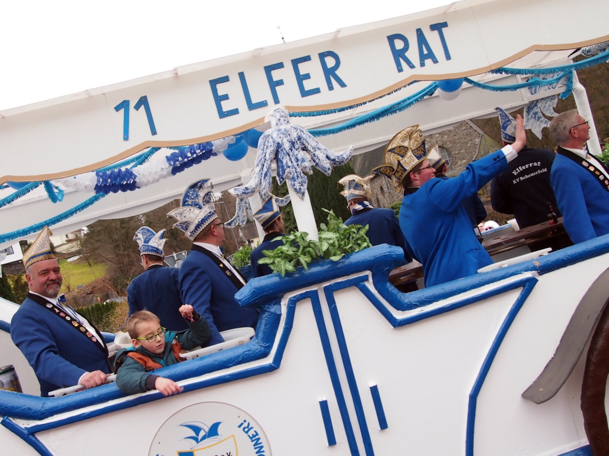 Momentaufnahme von einem Zug durch Scheuerfeld. (Foto: Archiv/ddp) 