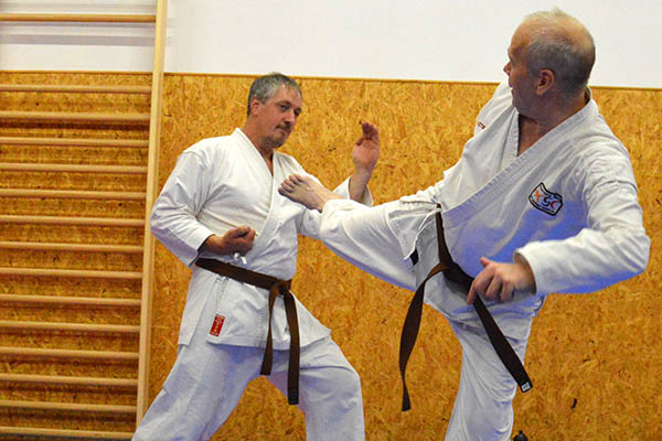 Jrgen Lenz (rechts) mit einer Futechnik zum Kopf. Foto: Privat