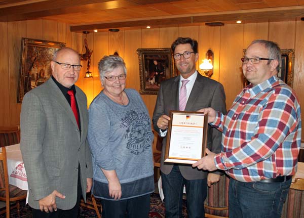 Guido Job, Elfriede Freiholz, Detlef Odenkirchen und Stefan Hermann-Freiholz, freuen sich gemeinsam ber die Urkunde mit der schnen Auszeichnung. Foto: Privat