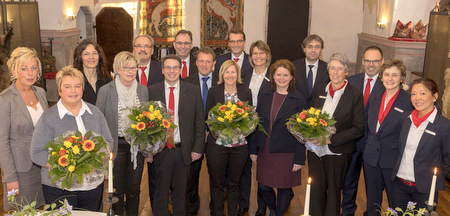 Gute Stimmung beim "Silberjubilum" der Sparkassen-Mitarbeiter: (von links) Andrea Mller, Alexandra Mohn, Claudia Gallus, Beate Stricker, Hans-Werner Schneider, Hans-Joachim Strombach, Michael Bug, Mario Schmidt, Christina Dahm, Dr. Andreas Reingen, Annett Berger, Sandra Kexel-Bic, Sascha Mller, Helga Wick, Andreas Grg, Judith Rosenkranz und Jasmin Stiltz. (Foto: Sparkasse Westerwald-Sieg) 