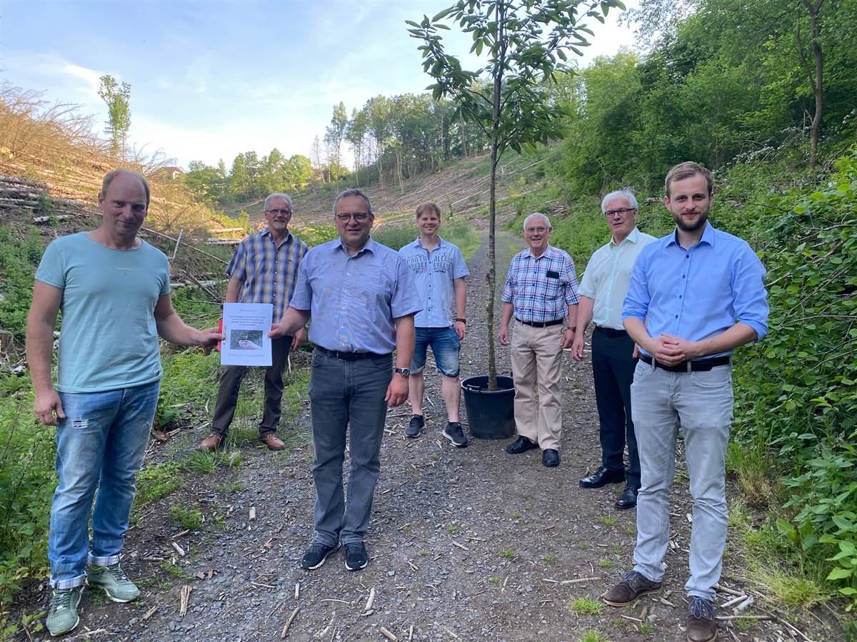 Bei einem Fototermin in der Wissener Köttingsbach übergaben Vertreter der CDU im Wisserland das Klimakonzept an Bürgermeister Berno Neuhoff. (Foto: CDU) 