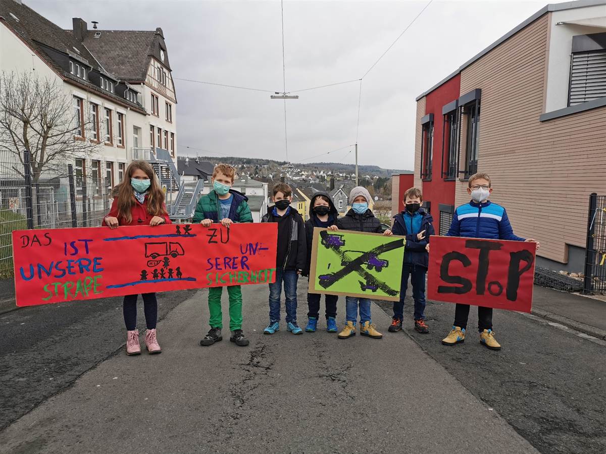 Auch die Kinder machten auf die Verkehrssituation in der Schulstrae aufmerksam. (Foto: Archiv) 