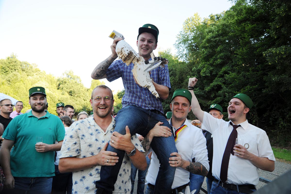 Endlich: Die neue Majestt Fabian I. freut sich mit den Schtzenkameraden. (Fotos: kk)