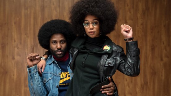 Ron Stallworth (John David Washington) mit der Studentenfhrerin Patrice (Laura Harrier) in BlacKkKlansman. (Foto: Universal Pictures International Germany)