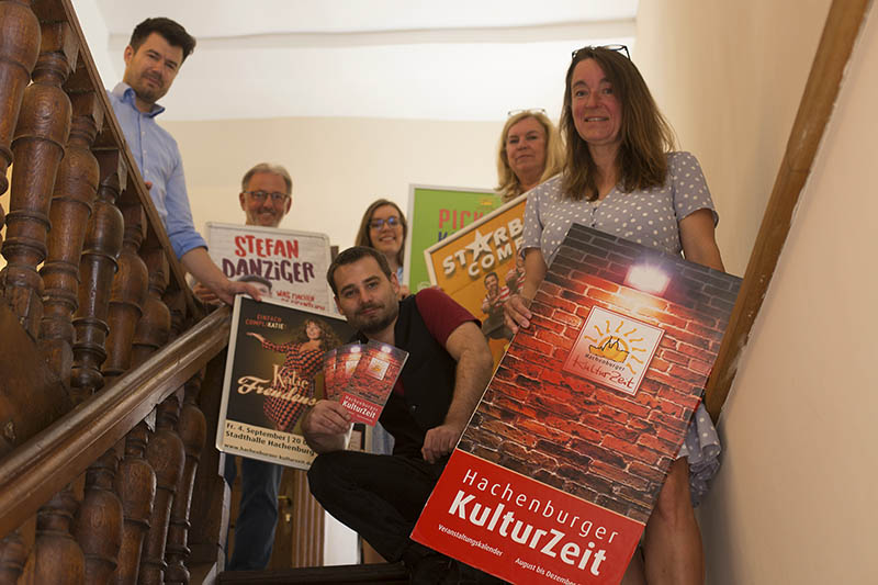 Von links: Stadtbrgermeister Stefan Leukel, Verbandsbrgermeister Peter Klckner, Team der Kulturzeit: Daniel Pirker, Nele Martin, Angela Kapeller und Beate Macht. Foto: Helmi Tischler-Venter