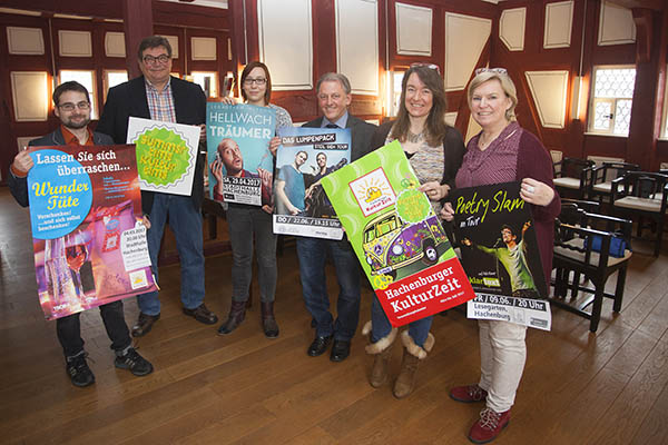 Die Brgermeister und das Team der Kulturzeit stellen das neue Programm vor. Foto: Wolfgang Tischler