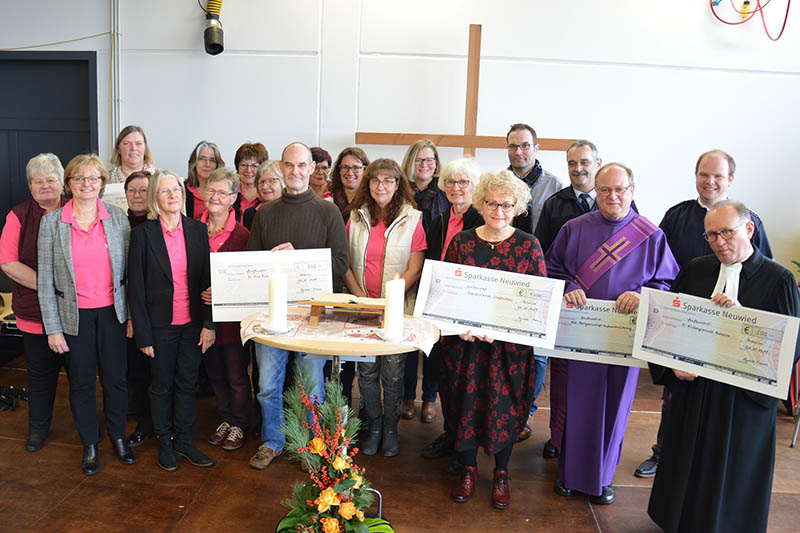 kumenischer Gottesdienst im Feuerwehrhaus - Agendafrauen berreichen Spenden