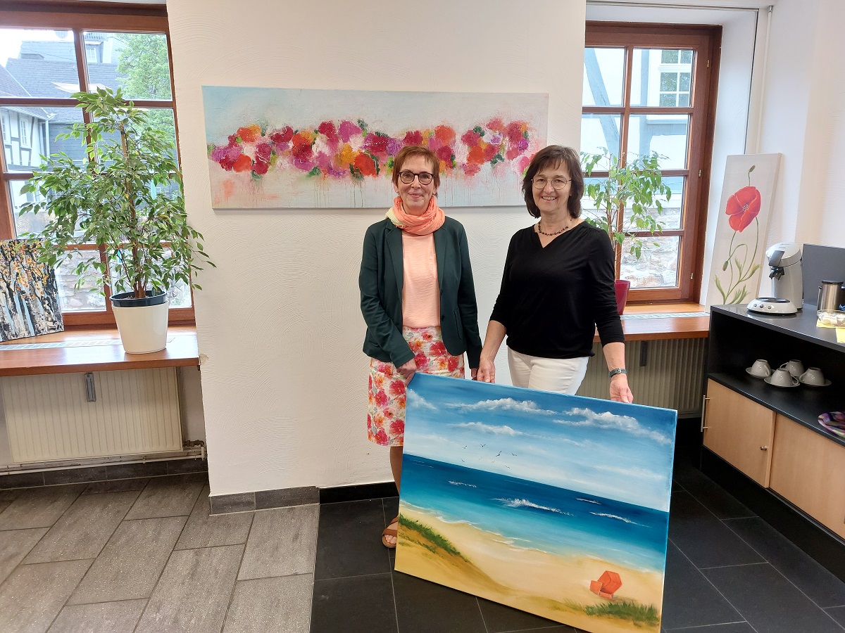 Von links Jutta Seifer und Bchereileiterin Delya Gorges. (Foto: Stadtbcherei)