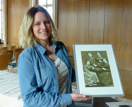 In Vorbereitung auf die Ausstellung war Sachbearbeiterin Jennifer Endres von der Kreisverwaltung auch damit beschftigt, die die Wanderausstellung ergnzenden Werke  wie hier ein Portrait von Raiffeisens Familie - zu rahmen. (Foto: Kreisverwaltung Altenkirchen) 