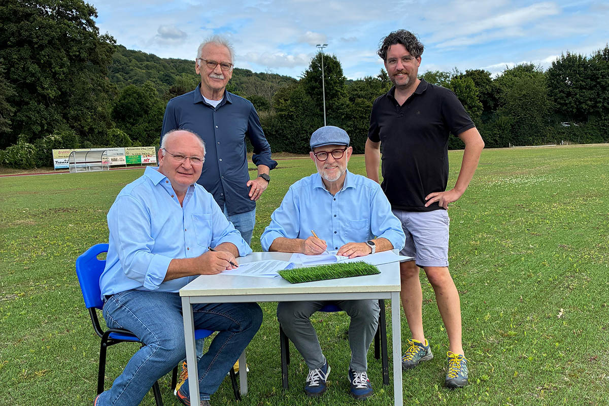 Auf dem Sportplatz wurde nun der neue Pachtvertrag mit der Stiftung fr Jugend, Sport und Integration unterschrieben (v.l.n.r. Gerald Mu, Werner Euskirchen, Alfons Muhoff und Daniel Schmitz). Foto: Kulturstadt Unkel