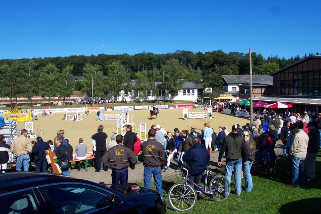 Das Pferdesportzentrum auf Gut Birkenhof ldt an vier Turniertagen zum Verweilen ein. Freunde des Dressur- und Springsports kommen vollends auf ihre Kosten. Foto: Uwe Lederer