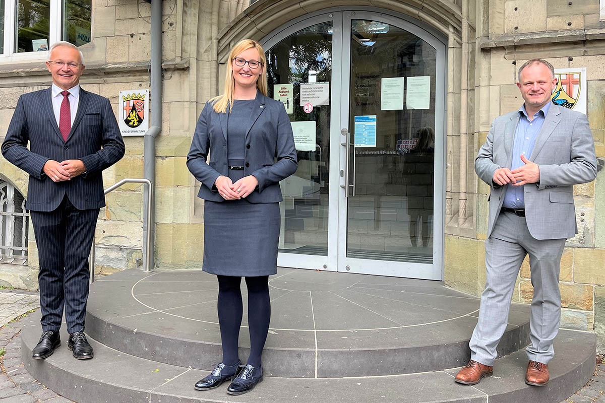 Landrat Achim Hallerbach (links) und Oberbrgermeister Jan Einig hieen Kristina Kutting als neue IHK-Regionalgeschftsfhrerin fr die Kreise Neuwied und Altenkirchen herzlich willkommen. Foto: Kreisverwaltung