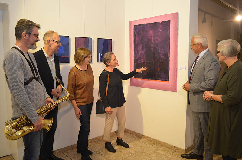 Von links: Alexander Reffgen, Museumsdirektor Bernd Willscheid, Rosina Kusche-Knirsch, Anneliese Geisler, Landrat Achim Hallerbach, Dr. Angelika Gause. Foto: Kreisverwaltung