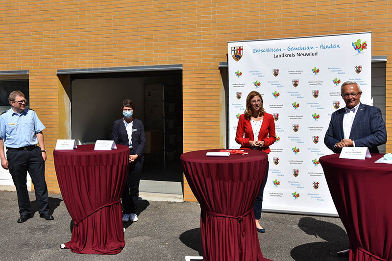 Von links: Kreisfeuerwehrinspekteur Holger Kurz, stellvertretende Leiterin des Gesundheitsamtes, Dr. Corinna Trapp, Ministerin Btzing-Lichtenthler und Landrat Achim Hallerbach. Foto: Kreisverwaltung