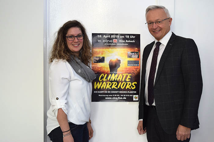 Landrat Achim Hallerbach und Gabi Schfer von der Umweltabteilung werben fr den Film. Foto: Kreisverwaltung