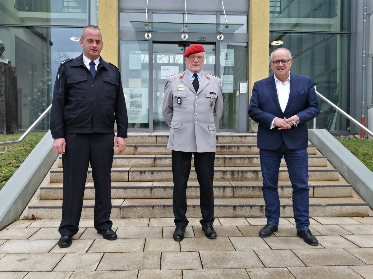 Der Katastrophenschutz ruht auf mehreren Schultern (von links): Ralf Schwarzbach, Hans-Jrgen Merten und Dr. Peter Enders. (Foto: vh)