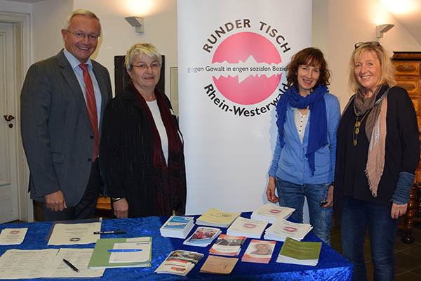 Von links: Achim Hallerbach, Doris Eyl-Mller, Ulrike Held  und Marlis Donnhauser vor dem Infotisch des Runden Tisches Rhein-Westerwald gegen Gewalt in engen sozialen Beziehungen. Foto: Kreisverwaltung