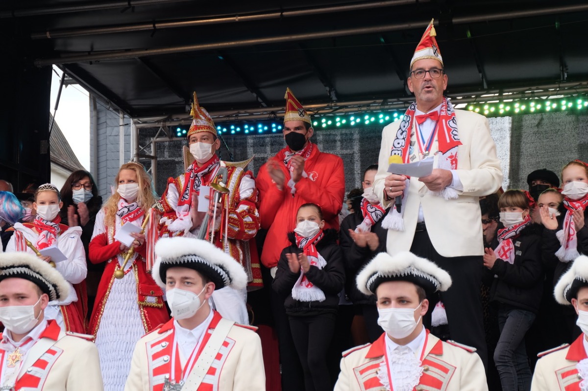 Rathausstrmung und Straenkarneval auf Jahrmarktsplatz mit "Wissen o-j-jo"
