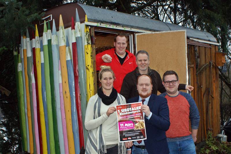 Hier drin wurde die Idee fr den neuen Verein Kultur.wagen geboren: im gemtlichen Wagen auf dem Auengelnde des Kuchenschlsschens. Vorstand und Grndungsmitglieder stellten nun die Idee hinter der Initiative vor (von links): Mareike Heukufer, Jonas Baldus (Vorsitzender), Mario Grg (stellv. Vorsitzender), Andreas Hundhausen und Hannes Klein (Geschftsfhrer). Foto: Daniel Pirker