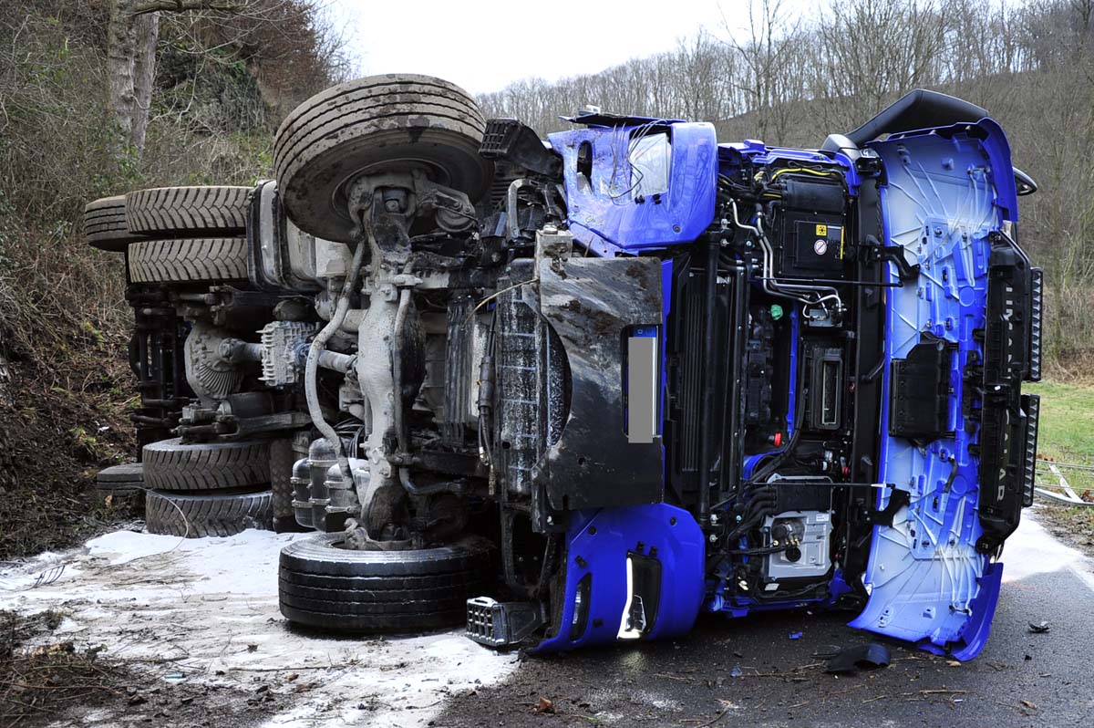 Umgestrzter Lkw blockierte die Landstrae zwischen Peterslahr und Neustadt (Wied)
