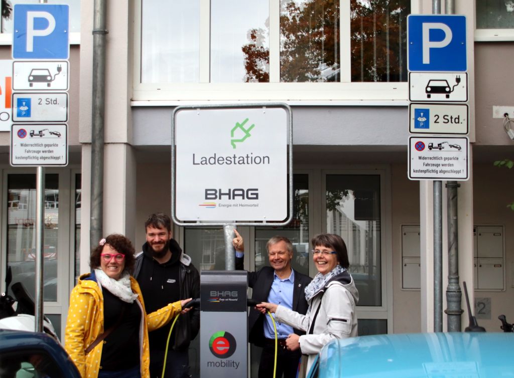 Zwei Pltze fr die E-Ladestation auf dem Rathausplatz  v. l.: Anke und Matthias aus Langenfeld, Brgermeister Otto Neuhoff und Petra aus Duisburg. Foto: privat