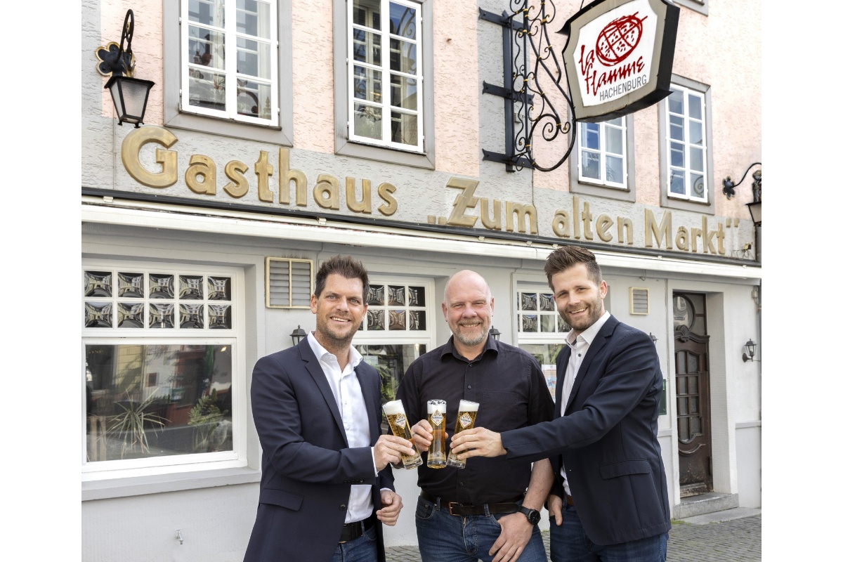 Von links:  Jens Geimer, Geschftsfhrender Gesellschafter der Westerwald-Brauerei, La Flamme-Geschftsfhrer Andreas Bieker sowie Benny Walkenbach, Vertriebsleiter Gastronomie & Handel bei der Westerwald-Brauerei, stoen mit einem Hachenburger Pils auf zehn Jahre erfolgreiche Zusammenarbeit an. (Foto: Westerwald-Brauerei)