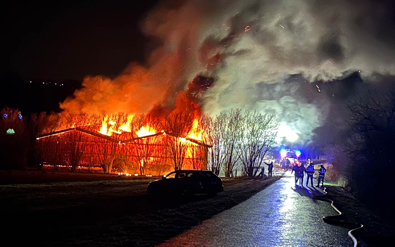 Eine Lagerhalle brannte lichterloh. (Fotos: FF VG Westerburg)