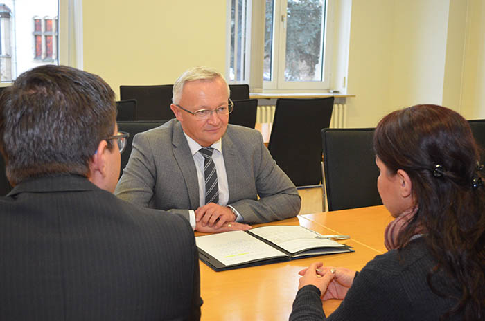 Schon bei der ersten Brgersprechstunde des Landrates nutzen viele Brgerinnen und Brger die Gelegenheit in einem Einzelgesprch ihre Anregung oder ihr Probleme Landrat Achim Hallerbach mitzuteilen. Foto: Kreisverwaltung