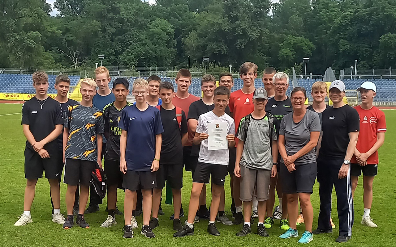 Das Erfolgsteam: Leo Hassel, Meik Willer, Elias Prediker, Henry Rogalski, Moritz Reuber, Leander Schneider, Matteo Neuhaus, Max Weidenbruch, Florian Huber, David Sui, Moritz Neuhaus, Nico Thiessen, Jona Reuber, Ben Grunwald, Johann Hch, Thomas Heck, Anke Langenbrink, Steffen Walkenbach, Andreas Schdle, Moritz Pickard (Foto: Gymnasium Wissen)