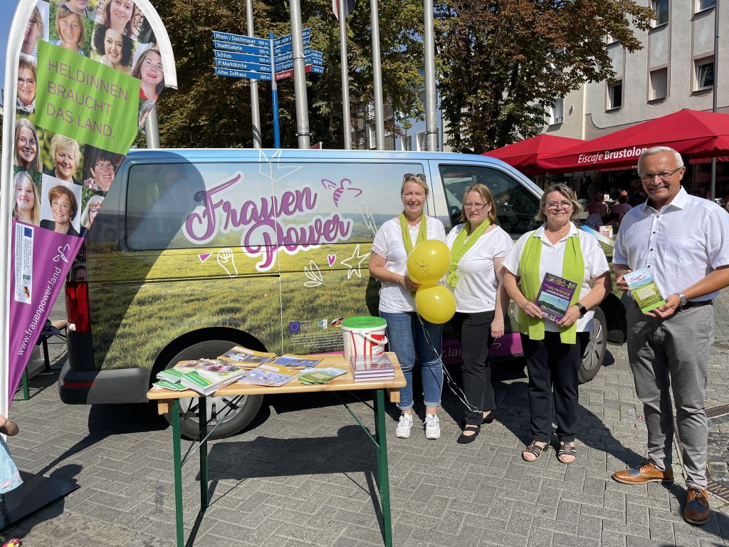 Landrat Achim Hallerbach (rechts) bei den Landfrauen auf dem Luisenplatz Neuwied. Foto: privat