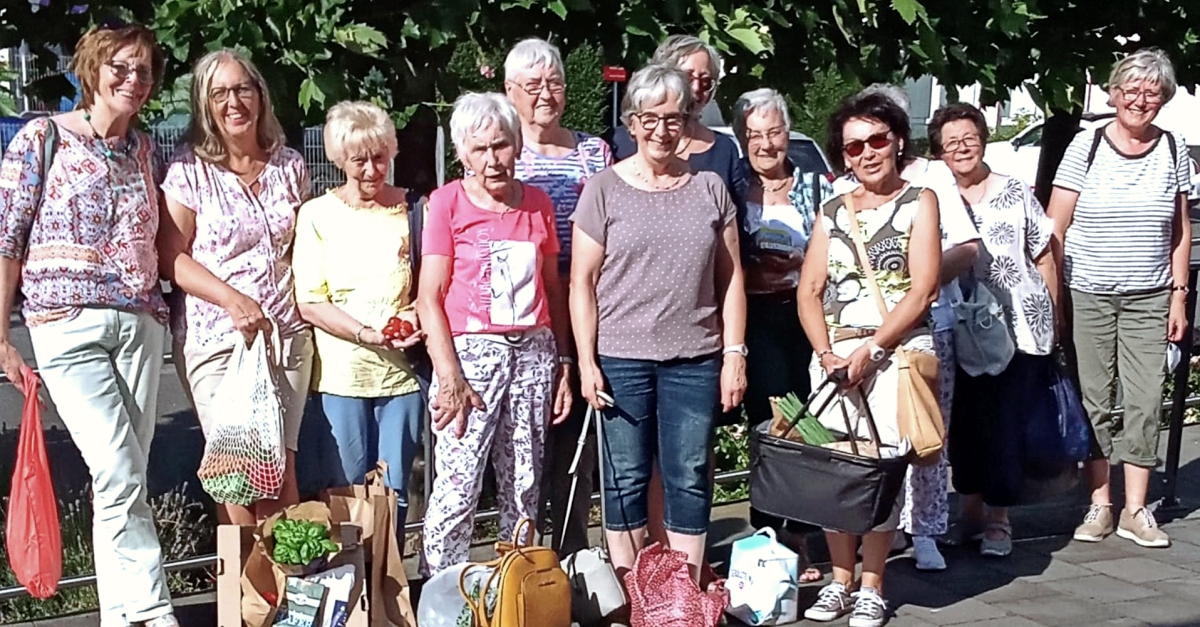 Die Landfrauen verbrachten einen informativen Tag auf dem Biolandhof Schrdt. (Foto: privat)