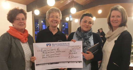 Untersttzung fr das Frauenhaus Westerwald durch die Altenkirchener Landfrauen: (von links) Gerlinde Eschemann, Brbel Schneider, Julia Kolmann und Nicola Hoffmann. (Foto: Anka Seelbach) 