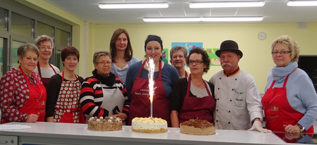 Die Ergebnisse konnten sich sehen lassen. Und geschmeckt haben sie wohl auch. Die Landfrauen aus dem Bezirk Altenkirchen beim Mitmachkurs mit Chocolatier Jrgen Triebsch (2. v. r.) (Foto: Verein) 