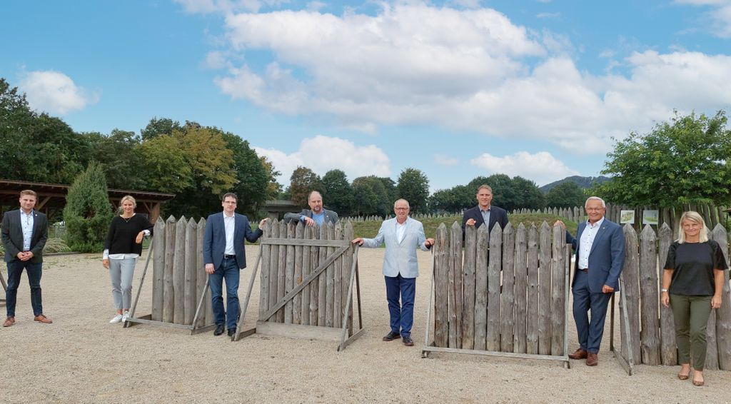 V.l.n.r.: Marvin Kraus (Wirtschaftsfrderungsgesellschaft Westerwaldkreis), Maja Bttner (Westerwald Touristik-Service Montabaur), Harald Schmillen (Wirtschaftsfrderungsgesellschaft Neuwied), Frank Wiesenberg (Geschftsfhrer RmerWelt), Dr. Peter Enders (Landrat Kreis Altenkirchen), Lars Kober (Wirtschaftsfrderung Kreis Altenkirchen), Achim Hallerbach (Landrat Kreis Neuwied) und Sandra Kster (Vorstndin Wir Westerwlder). Foto: privat