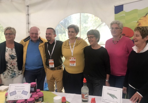 Die Frauen des Landfrauenverbands Frischer Wind aus Altenkirchen prsentierten beim polnischen Krbisfestival eigene Spezialitten, ganz zur Freude der beiden Landrte (von links): Anke Enders-Eitelberg, Landrat Michael Lieber, sein polnischer Kollege Maciej Sonik, die polnische Vize-Landrtin Sabina Grozkulla, Erika Hsch, Heike Kuchhuser und Elke Schumann. (Foto: privat)
