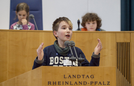 Mit groer Leidenschaft waren die Grundschler der 4a und 4c der Grundschule am Schloss Hachenburg beim Rollenspiel im rheinland-pflzischen Landtag bei der Sache. (Foto: Landtag Rheinland-Pfalz/Torsten Silz)