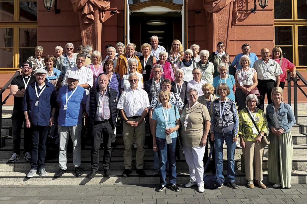 Ein gelungener Tag in Mainz: Die G�stegruppe mit Lana Horstmann vor dem Landtag. Foto: Lana Horstmann