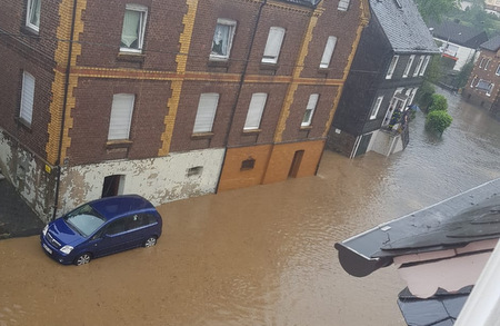 Wie hier in Alsdorf verwandelten sich etliche Straen im Bereich Betzdorf und Kirchen in Flsse. (Foto: Bianca Willwacher) 