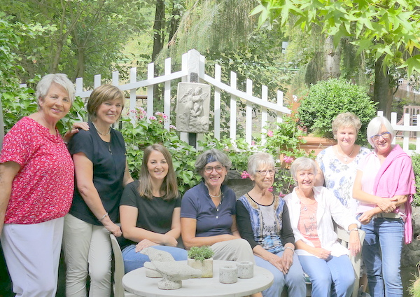 4.300 Euro fr den guten Zweck erzielte die diesjhrige Landvisite im Garten von Margarete Ermert (4. von links). (Foto: ma)