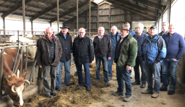 Die CDU-Landtagsabgeordneten Dr. Peter Enders und Michael Wschenbach trafen sich krzlich mit dem Vorsitzenden des Kreisbauernverbandes Georg Gro und Landwirten aus der Region auf dem Hof von Christoph Strahlenbach in Friesenhagen. (Foto: CDU) 