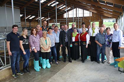 Diskussion im Futtergang des neuen Stalles. Foto: Bauernverband