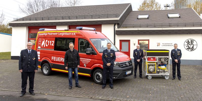 Von links: VG-Wehrleiter Frank Schiffmann, Andreas Heidrich, Wehrfhrer Dieter Geisler, sein Vertreter Thorsten Fischbach und Torsten Becker neben dem Rollcontainer Hochwasserschutz. Foto: Rder-Moldenhauer