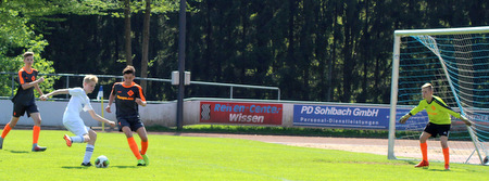 Fynn Schlatter (weies Trikot) machte den Ausgleich zum 1:1 gegen Langenhahn. (Foto: Verein)