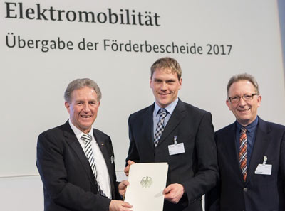 Projektkoordinator Lars Kober (Mitte) von der Kreisverwaltung Altenkirchen nahm In Berlin den Frderbescheid entgegen. Staatssekretr Norbert Barthle (links) berreichte gemeinsam mit MdB Erwin Rddel den Bescheid. Foto: BMVI