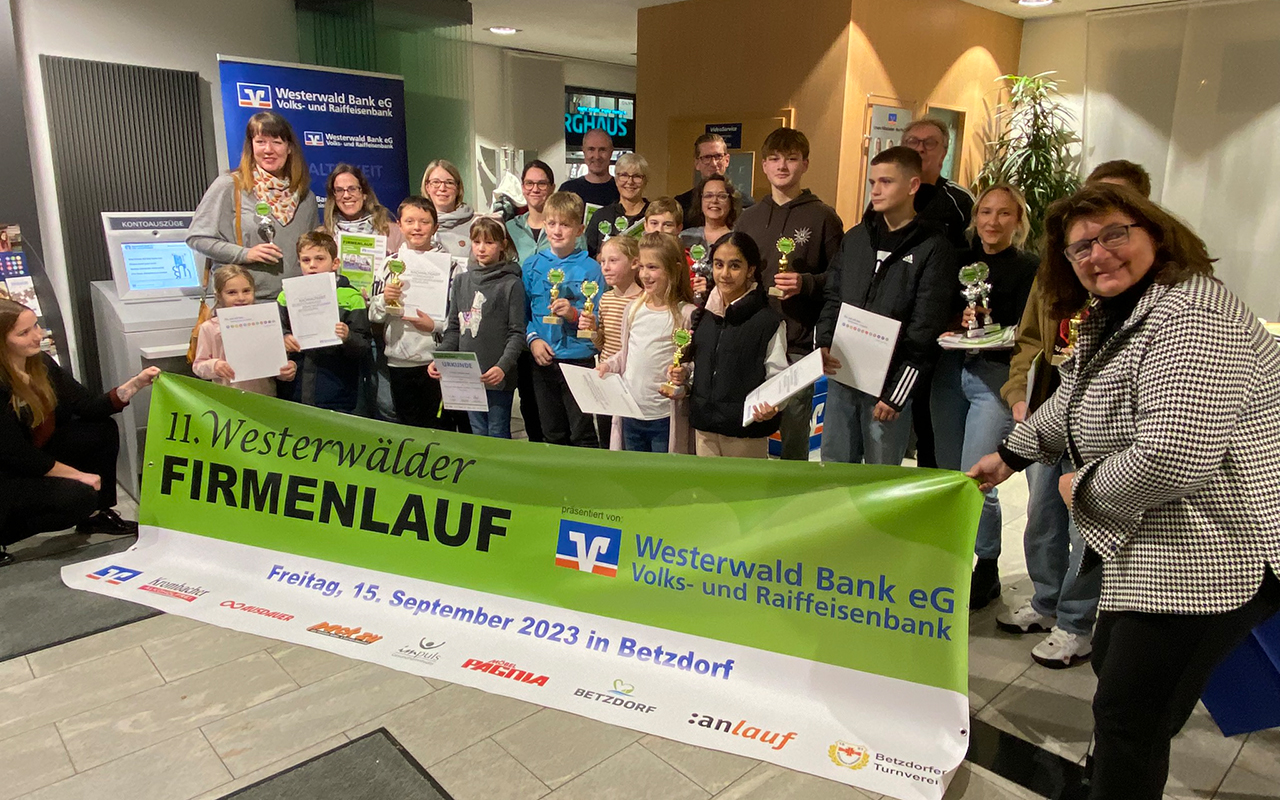 In der Betzdorfer Geschftsstelle der Westerwald Bank wurden die besten Teams des 11. Westerwlder Firmen- und Schlerlaufs geehrt. (Foto: Martin Hoffmann) 