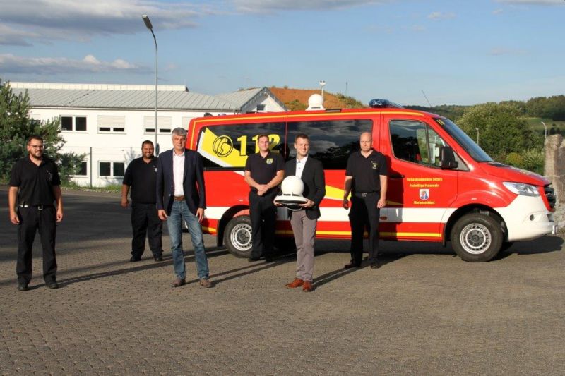 Brgermeister Klaus Mller (3.v.l.) und Sachbearbeiter Tim Heidrich (5.v.l.) freuten sich gemeinsam mit Wehrleiter Tobias Haubrich (1.v.l.) ber neue Hochleistungslautsprecher. Foto: privat 